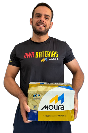 Técnico da AWR Baterias segurando uma bateria Moura AGM — entrega e instalação em até 35 minutos