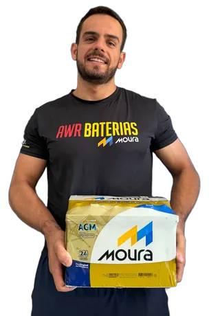 Técnico da AWR Baterias segurando uma bateria Moura AGM — entrega e instalação em até 35 minutos