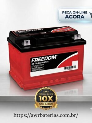 Red car battery on a metal surface with a bold black-and-white label and a blue "Peça Online Agora" badge in the corner; advert for automotive batteries.